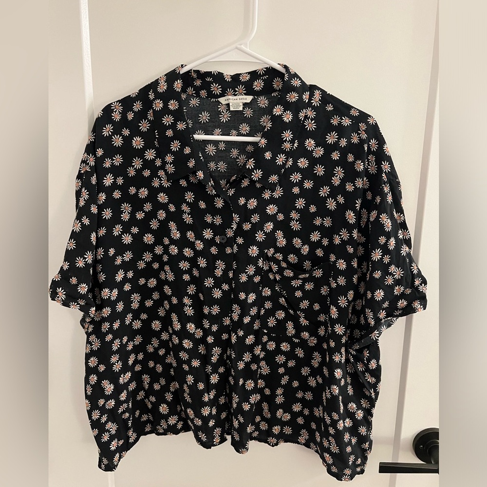 American eagle button down short sleeve floral shirt. Size XL